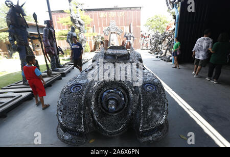 Angthong, Thaïlande. 26Th Oct, 2019. Les gens visiter Ban Hun Lek, un atelier de ferronnerie réputé pour statues géantes de transformateurs, Hulk et autres icônes pop, dans la province de Thai central Angthong au nord de Bangkok. Chaiwat Subprasom Crédit : SOPA/Images/ZUMA/Alamy Fil Live News Banque D'Images
