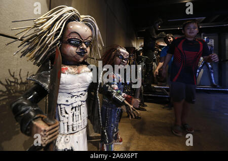 Angthong, Thaïlande. 26Th Oct, 2019. Les gens visiter Ban Hun Lek, un atelier de ferronnerie réputé pour statues géantes de transformateurs, Hulk et autres icônes pop, dans la province de Thai central Angthong au nord de Bangkok. Chaiwat Subprasom Crédit : SOPA/Images/ZUMA/Alamy Fil Live News Banque D'Images
