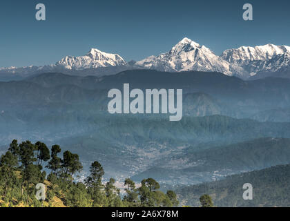 Vue de l'himalaya de Kausani donnant sur toute la gamme Banque D'Images