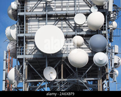 Groupe d'antennes, antennes satellites de télécommunications, de télévision, téléphone, radio et satellite sur Linzone mountain peak Banque D'Images