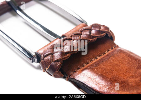 Ceinture en cuir marron isolé sur fond blanc. Men's belt. Ceinture en cuir avec fermoir métallique. Accessoires de vêtements. Les vêtements à la mode accessoires. Banque D'Images