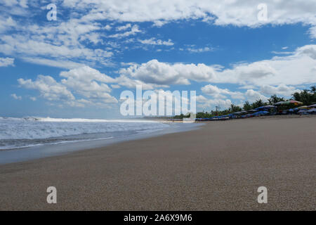 Pas un touriste sur le regard vide à une plage de Kuta à Bali Indonésie Banque D'Images