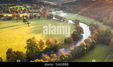 Correctifs de brouillard au-dessus de la vallée de la rivière Dee à matin d'automne au Pays de Galles, Royaume-Uni. Drone aérien shoot Banque D'Images