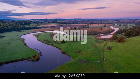 Vue panoramique aérienne sur la rivière Severn pousse au lever du soleil d'automne en méandre Shropshire, UK Banque D'Images