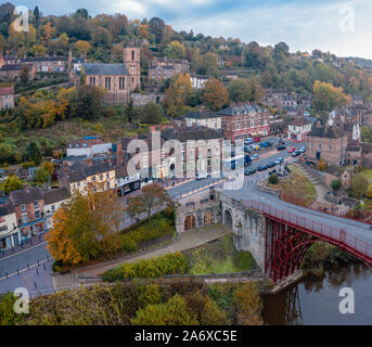 Au cours de la pousse de drone centre ville victorienne historique Ironbridge, dans le Shropshire. Banque D'Images