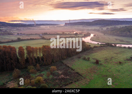 Plus de pousses de drone campagne pittoresque rivière et champs d'automne au matin dans le Shropshire, UK Banque D'Images