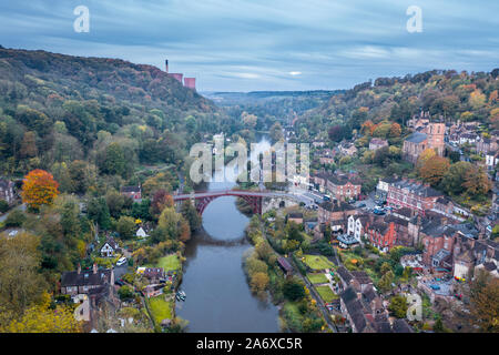 Drone de haute altitude sur des pousses de ville victorienne historique à l'automne. Ironbridge, dans le Shropshire, Angleterre Banque D'Images