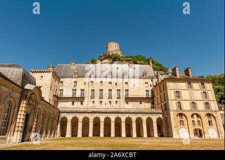 Le château de La Roche-Guyon dans la vallée de la Seine, France Banque D'Images