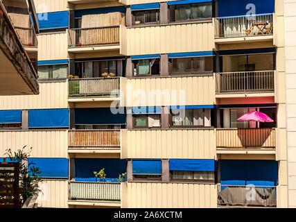 Logement social uniforme bloc indiquant les couleurs avec parasol rose, 13e arrondissement, Paris, France Banque D'Images