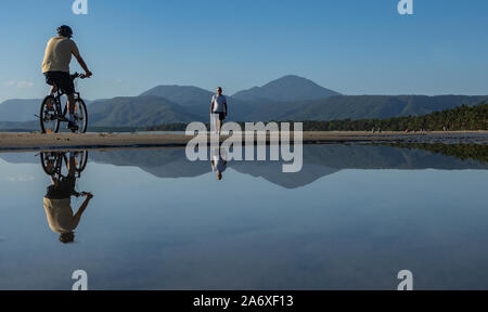 Tôt le matin, réflexions sur Four Mile Beach, Port Douglas, Queensland du Nord. Banque D'Images