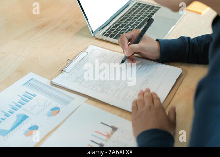 Candidat demandeur remplissez le formulaire de demande de signature de l'accord de l'homme. contrat d'emploi concept de recrutement. Banque D'Images