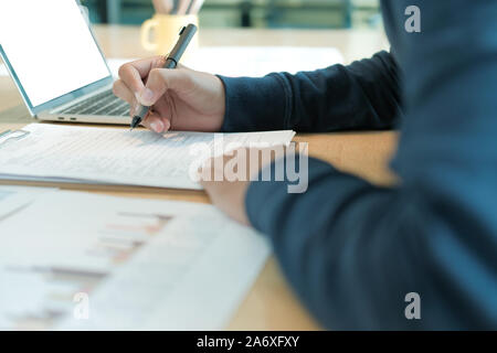 Candidat demandeur remplissez le formulaire de demande de signature de l'accord de l'homme. contrat d'emploi concept de recrutement. Banque D'Images