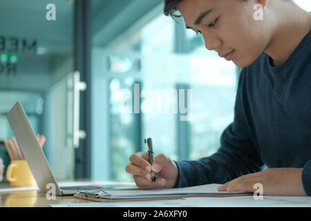 Candidat demandeur remplissez le formulaire de demande de signature de l'accord de l'homme. contrat d'emploi concept de recrutement. Banque D'Images