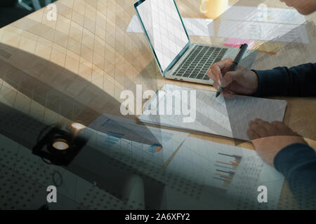 Candidat demandeur remplissez le formulaire de demande de signature de l'accord de l'homme. contrat d'emploi concept de recrutement. Banque D'Images