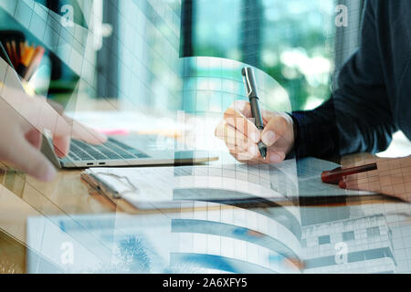 Candidat demandeur remplissez le formulaire de demande de signature de l'accord de l'homme. contrat d'emploi concept de recrutement. Banque D'Images