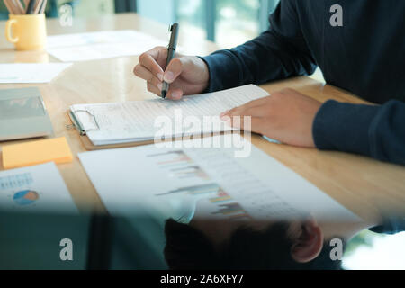 Candidat demandeur remplissez le formulaire de demande de signature de l'accord de l'homme. contrat d'emploi concept de recrutement. Banque D'Images