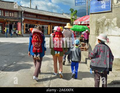 Femmes et enfants dans la rue, ville ancienne de Dali, province du Yunnan, Chine. Banque D'Images