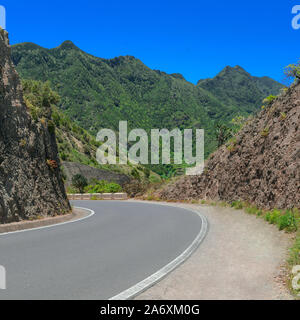Route de montagne dans la région de Mirador de Amogoje village près de Taganana à Tenerife, Iles Canaries, Espagne. Le paysage du parc naturel d'Anaga arrière-plan. Banque D'Images