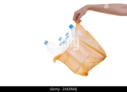 Main tenant le sac en plastique avec des bouteilles en plastique Banque D'Images