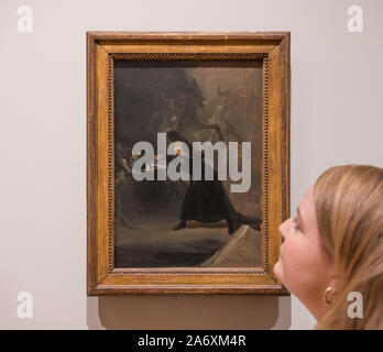 National Gallery, Londres, Royaume-Uni. 17 octobre 2019. Photo sous embargo jusqu'au 29 octobre 2019. La Galerie nationale choisir deux images avec un thème de Halloween horreur fantasmagorique pour le 31 octobre, posés avec les membres du personnel. De droit : une scène de "l'ensorcelé par la force'. Francisco de Goya, 1798. La National Gallery, Londres. Credit : Malcolm Park/Alamy Live News. Banque D'Images