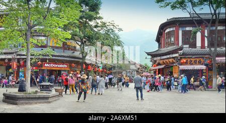 Vie de rue et restauration rapide américaine dans la ville ancienne de Dali, province du Yunnan, Chine. Banque D'Images