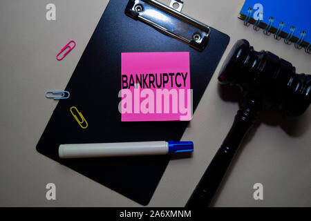 Texte sur la faillite des notes adhésives et gavel isolé sur bureau. La justice law Banque D'Images