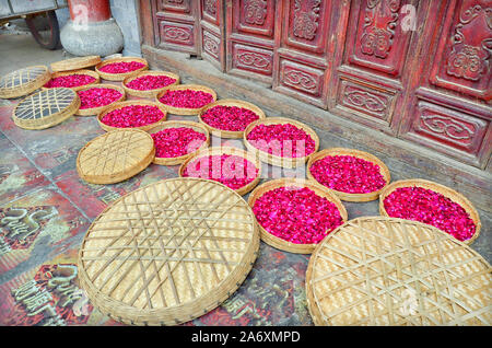 Les roses sont utilisées comme ingrédient alimentaire typique dans la ville ancienne de Dali, province du Yunnan (Chine) Banque D'Images