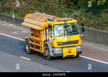 EPARPILLEUR ECON.épandeurs de sel d'une capacité de 9 m3 avec chasse-neige et châssis DAF véhicules pour l'entretien des routes d'hiver; montage DIN lame en polyéthylène moulée E-Plough et ce-Plough conducteurs de véhicules. Chasse-neige Heavy Duty à lame droite sur l'autoroute M61, Royaume-Uni Banque D'Images