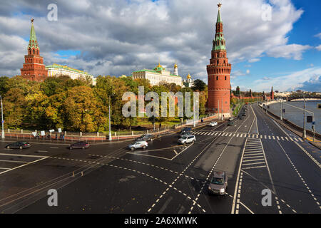 Vue d'automne de l'Vodovzvodnaya Tour du Kremlin de Moscou et du Kremlin de Moscou au centre-ville de remblai ville, Russie Banque D'Images