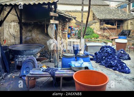 Atelier traditionnel de batik dans le village de Zhoucheng, province du Yunnan (Chine) Banque D'Images