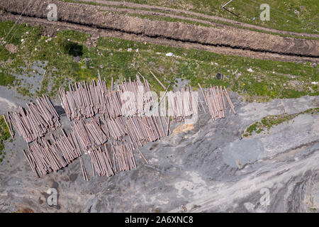 Vue aérienne d'un grand nombre de billes de bois empilés dans une pile après le déboisement à couper des troncs. L'industrie du bois et de la menace pour l'e Banque D'Images