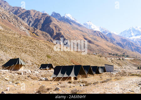 Camping Randonnée tentes de toile légère expédition installé près de l'Himalaya, la vallée de la rivière de montagne en été pour aider les touristes à rester comfort Banque D'Images