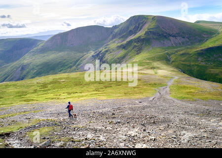 Un randonneur de Hopegill la tête vers Coledale Hause, avec Crag Hill et naviguer dans la distance. Le Lake District, England, UK. Banque D'Images