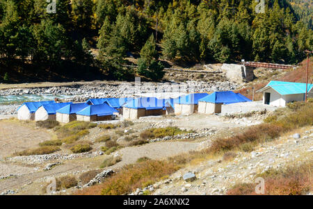 Vue paysage de rivière Baspa zone de Camp dans Chitkul - dernier village sur la frontière Etudes. Le meilleur camp d'aventure en Inde avec Baspa rivière est sur le Banque D'Images