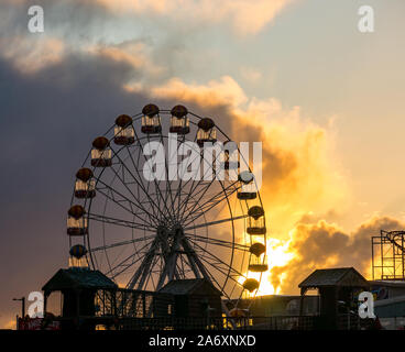 Aberdeen, Royaume-Uni. 29 octobre 2019. Météo France : la lueur orange du soleil se lève derrière les nuages derrière la grande roue de Ferris sur Aberdeen esplanade Banque D'Images