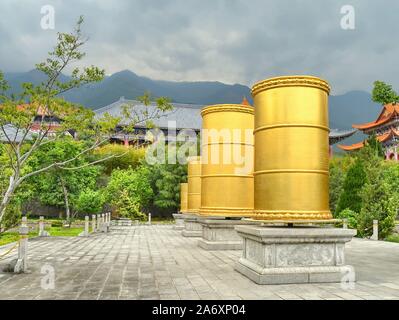 Roues de prière dans le temple de Chengsheng. Temple bouddhiste construit au IXe siècle près de la vieille ville de Dali dans la province du Yunnan, dans le sud de la Chine. Banque D'Images