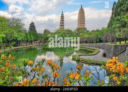 Trois pagodes au temple de Chonsheng, un temple bouddhiste construit au IXe siècle près de la vieille ville de Dali dans la province du Yunnan, en Chine. Banque D'Images