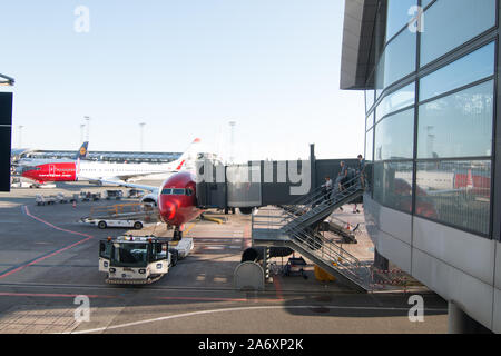 L'aéroport de Copenhague, Danemark - 24 août 2019 : un Boeing 737-800 de la compagnie aérienne d'être arraisonnés par l'accès des passagers au pont aérien Copenhague-Kastrup Banque D'Images