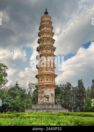 Trois pagodes au temple de Chonsheng, un temple bouddhiste construit au IXe siècle près de la vieille ville de Dali dans la province du Yunnan, en Chine. Banque D'Images
