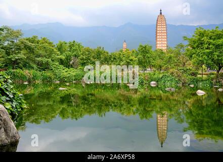 Trois pagodes dans le temple de Chonsheng est un temple bouddhiste construit au IXe siècle près de la vieille ville de Dali dans la province du Yunnan, en Chine. Banque D'Images