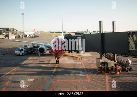 L'aéroport de Copenhague, Danemark - 24 août 2019 : Boeing 737-800 de Norwegian airlines, d'être abordé par l'accès des passagers pont à Copenhague-Kastrup ai Banque D'Images