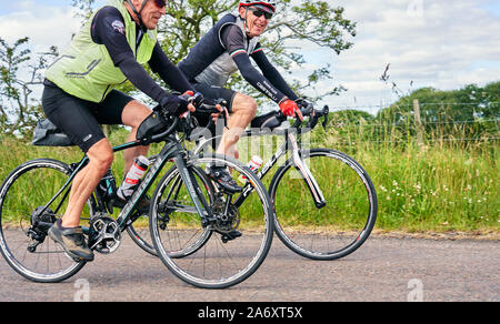 ROTHBURY, Newcastle upon Tyne, England, UK - Juillet 06, 2019 : happy smiling senior les cyclistes au départ de l'événement course cyclone à Newcastle et goin Banque D'Images