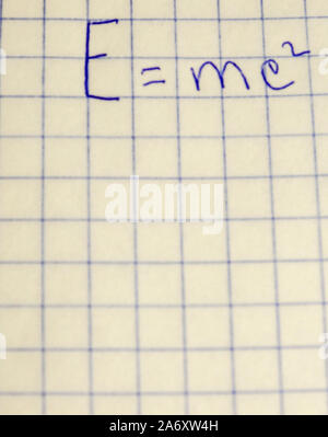 Écrit sur un ordinateur portable de feuille à carreaux des formules. Banque D'Images