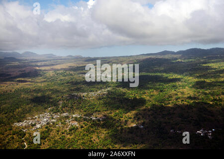 Vue aérienne de la côte ouest de l'île de Ngazidja. Banque D'Images