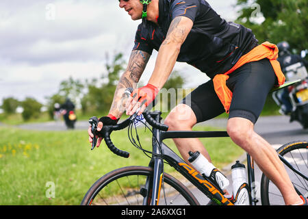 ROTHBURY, Newcastle upon Tyne, England, UK - Juillet 06, 2019 : un gros plan d'un cycliste homme équitation autour d'un coin à l'événement de course cyclone de Newcastle Banque D'Images