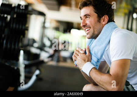 Jeune homme fit prendre pause dans l'élaboration Banque D'Images