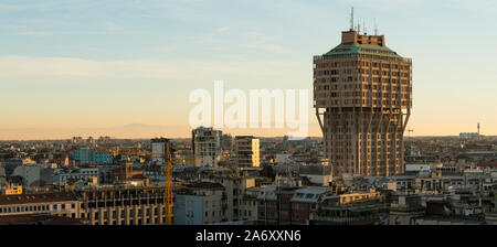 Milan, Italie : paysage urbain au coucher du soleil. Les toits de Milan avec La Tour Velasca (Torre Velasca). Ce célèbre gratte-ciel a été construit dans les années 50. Banque D'Images
