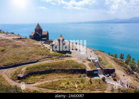 Ancien monastère sur fond de lac Sevan Banque D'Images