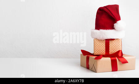 Composition de Noël conceptuel gifts dans Santa's hat Banque D'Images