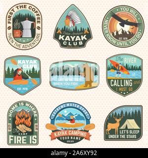 Ensemble de camp d'écussons, patchs. Vector illustration. Concept pour chemise ou logo, print, stamp, patch ou tee. Conception avec café, tente de camping, feu de camp, l'ours, canoë ou kayak et silhouette de la forêt Illustration de Vecteur